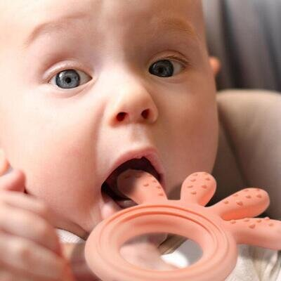 Прорізувач для зубів BabyOno 826/01 силіконовий Восьминіг, рожевий