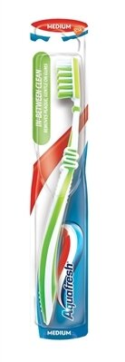 Зубна щітка Aquafresh In-between Clean, Medium, 1 штука