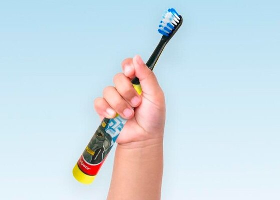 Електрична зубна щітка Colgate Barbie/Batman, дитяча