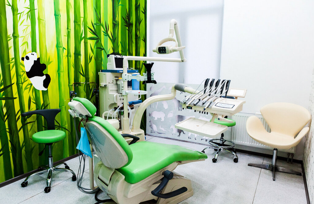 Дитяча стоматологія Mom's на вул. Златоустівській