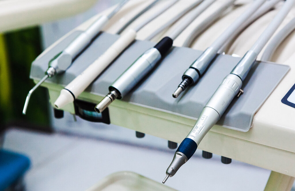 Дитяча стоматологія Mom's на вул. Златоустівській